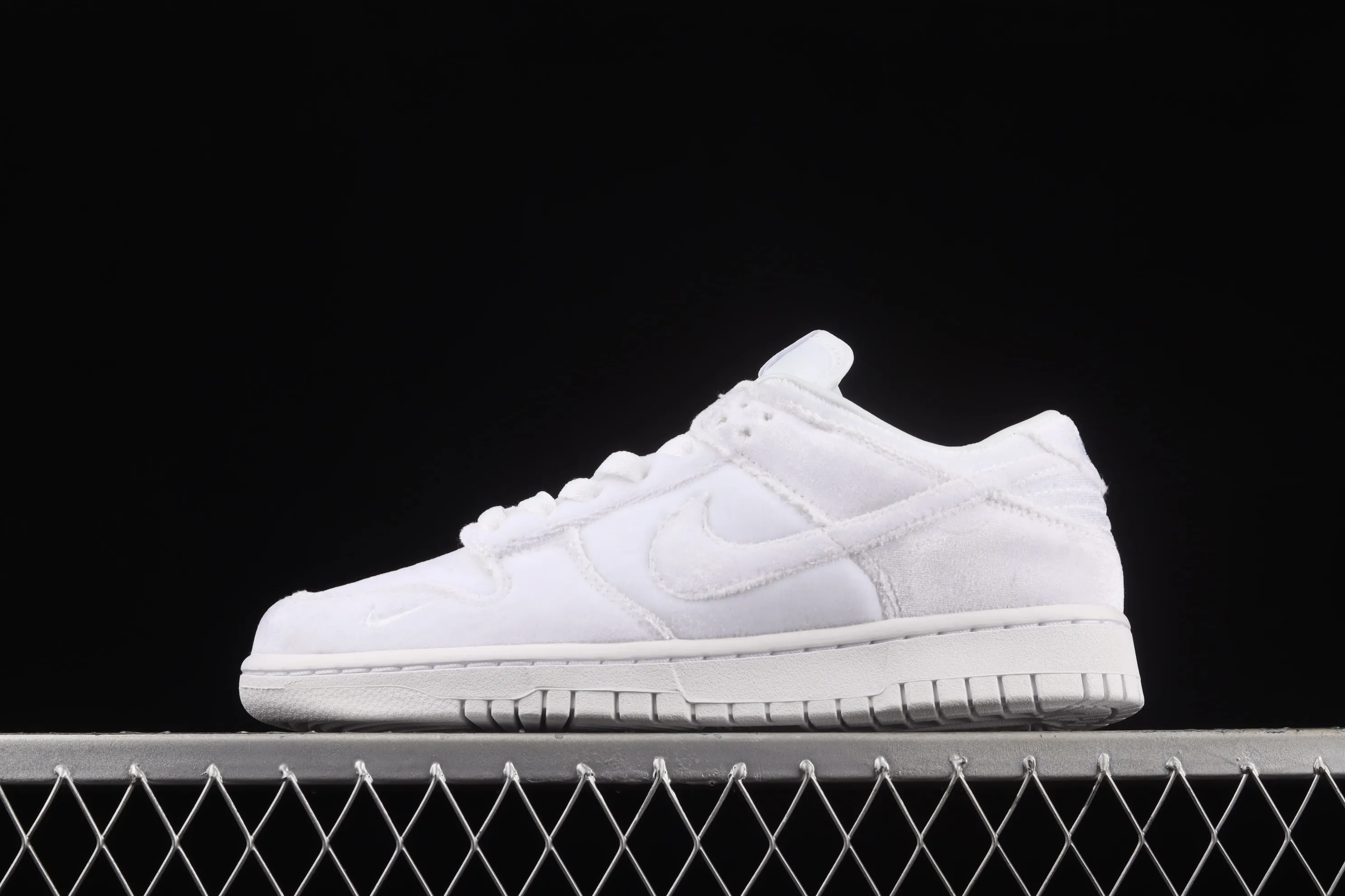 All Categories Nk SB Dunk Series Nk SB Dunk Low Low-top Sneakers J Version DSM x Nk Dunk Low Valentine's Day Velvet White Dunk Series Retro Casual Skateboard Shoes DH2686-100